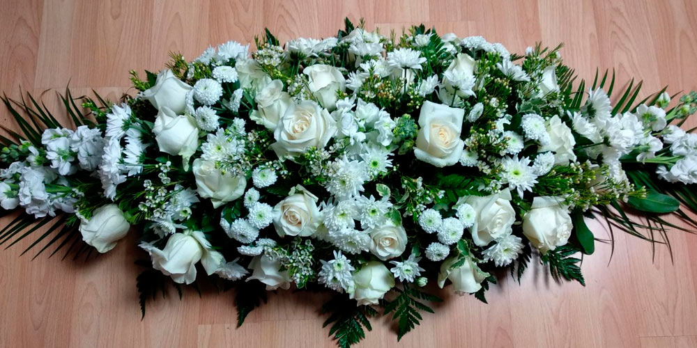 Qué son los arreglos florales funerarios